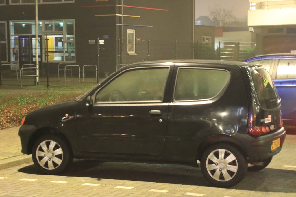 Auto in brand gestoken