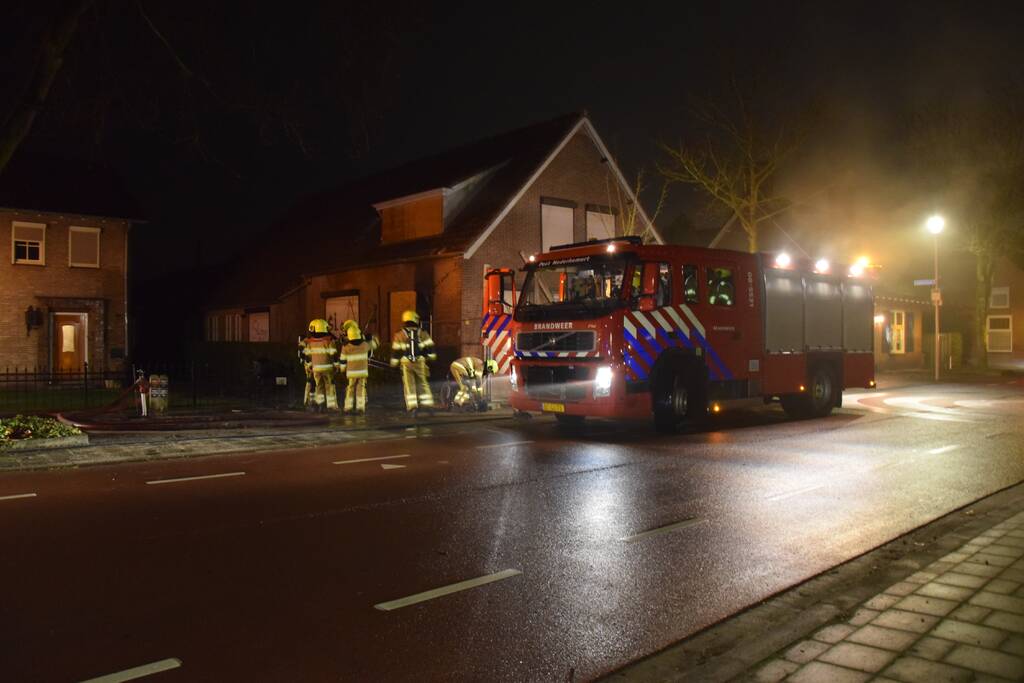 Veel rook bij brand leegstaande woning