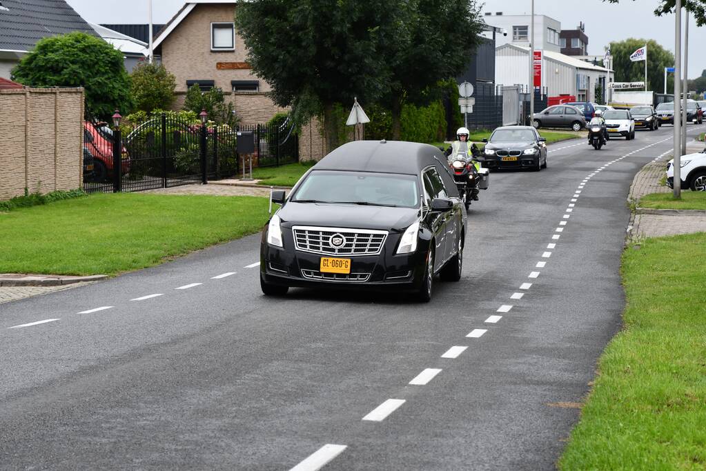 Jongeren gooien vuurwerk op rouwstoet