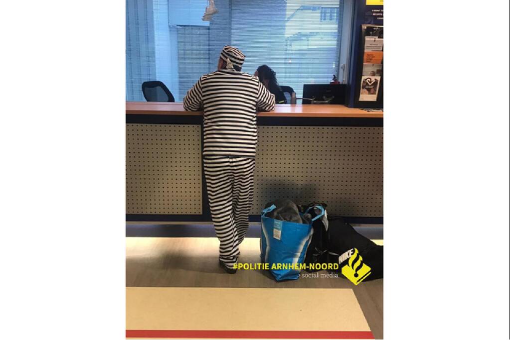 Boef meldt zichzelf op politiebureau