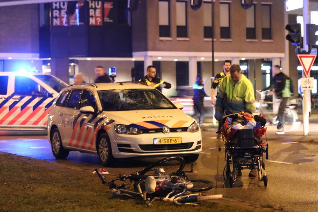 Fietsers aangereden door politieauto