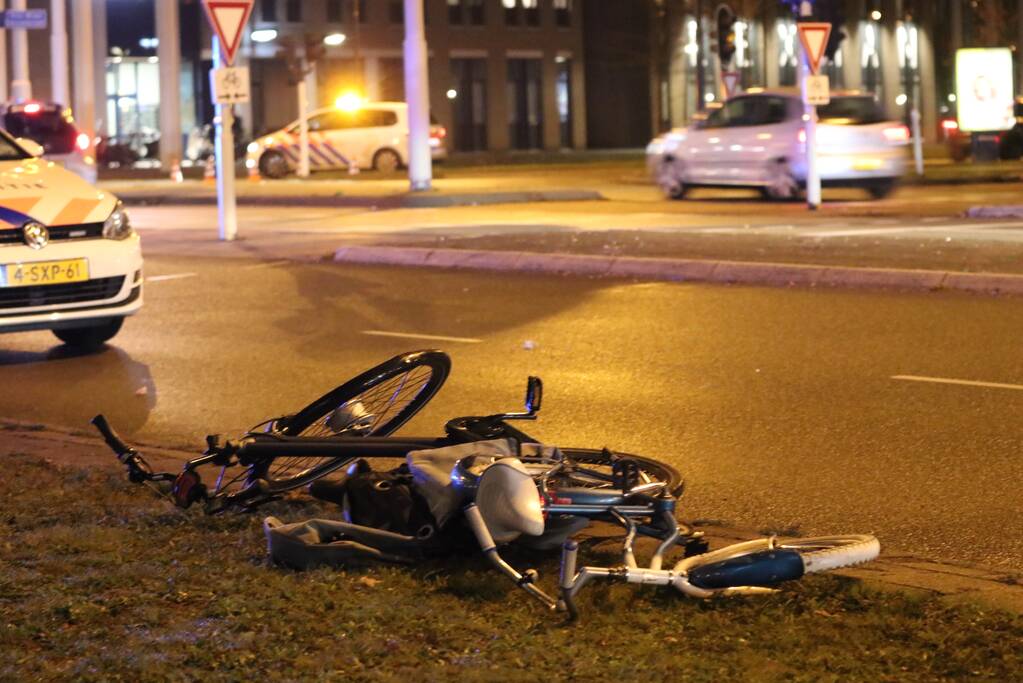 Fietsers aangereden door politieauto