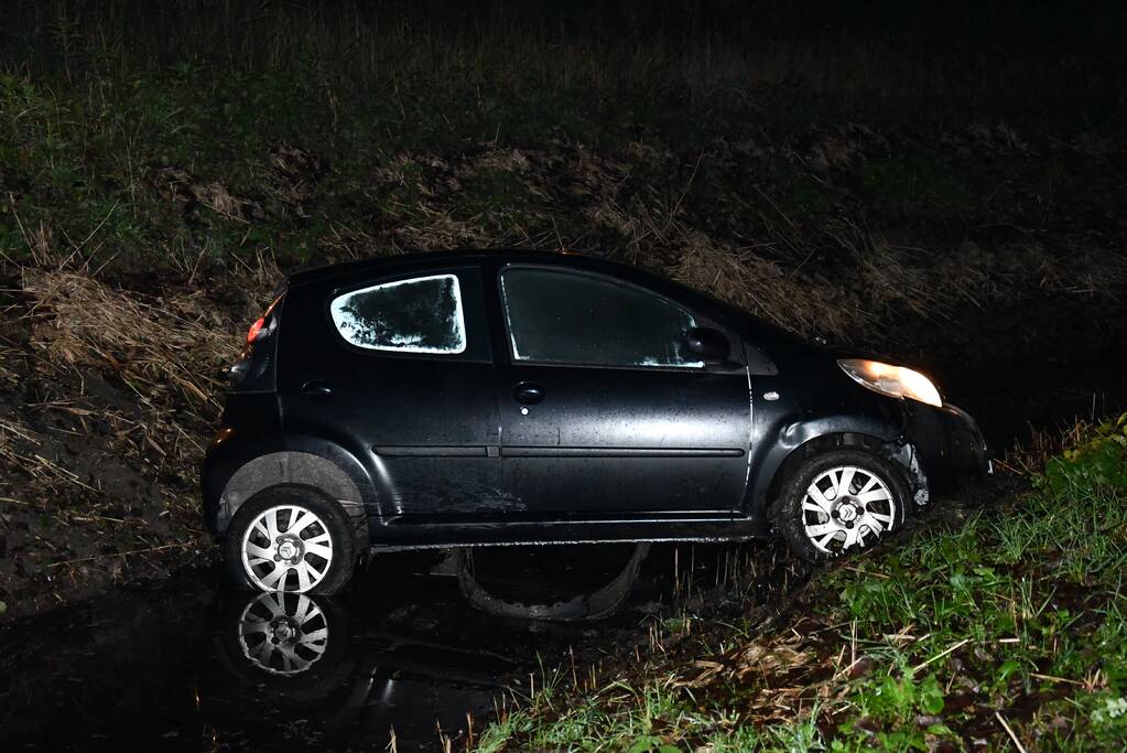 Automobilist rijdt talud af en belandt in sloot
