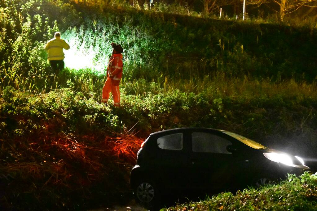 Automobilist rijdt talud af en belandt in sloot