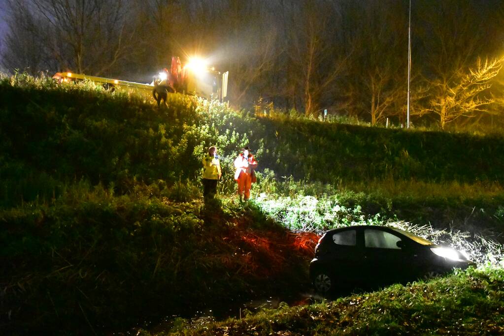 Automobilist rijdt talud af en belandt in sloot