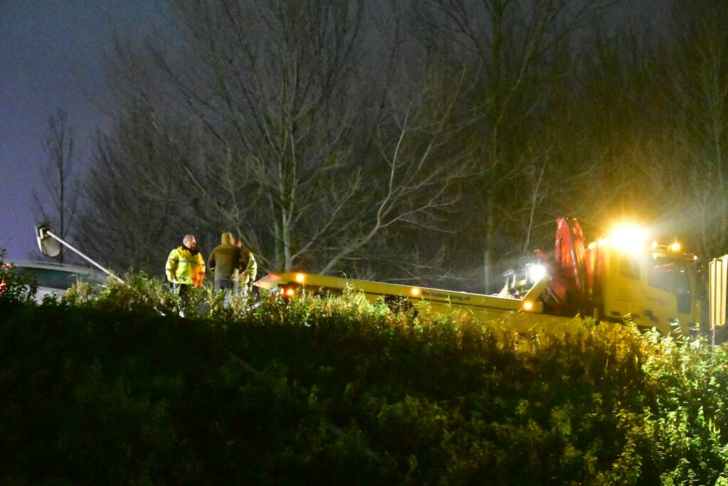 Automobilist rijdt talud af en belandt in sloot