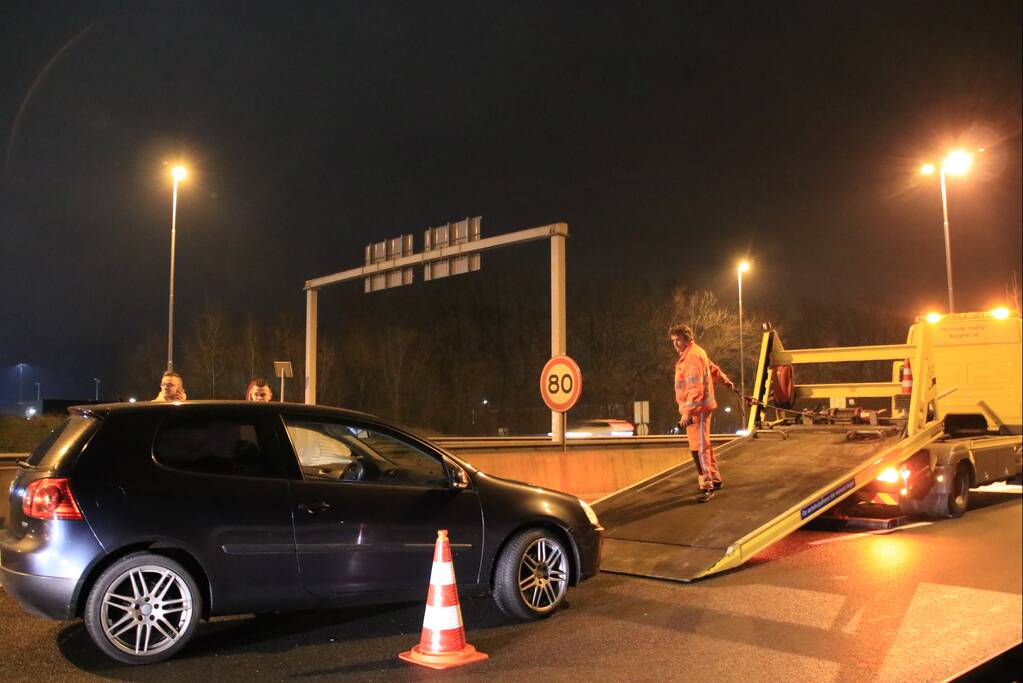 Opnieuw auto uit beruchte bocht gevlogen