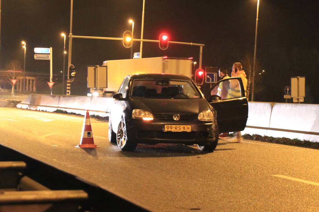 Opnieuw auto uit beruchte bocht gevlogen
