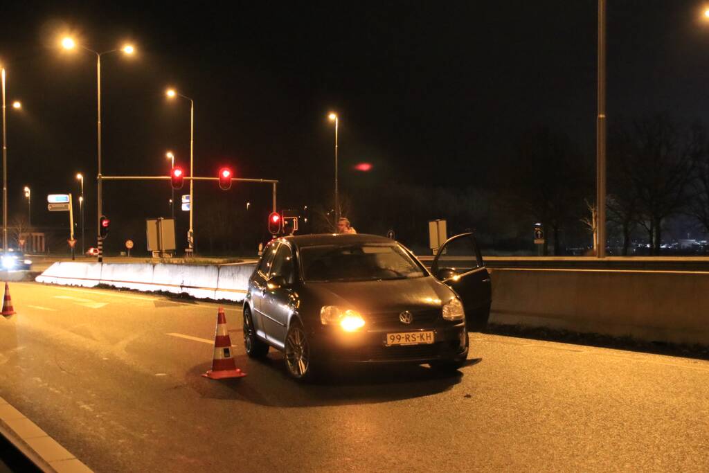 Opnieuw auto uit beruchte bocht gevlogen