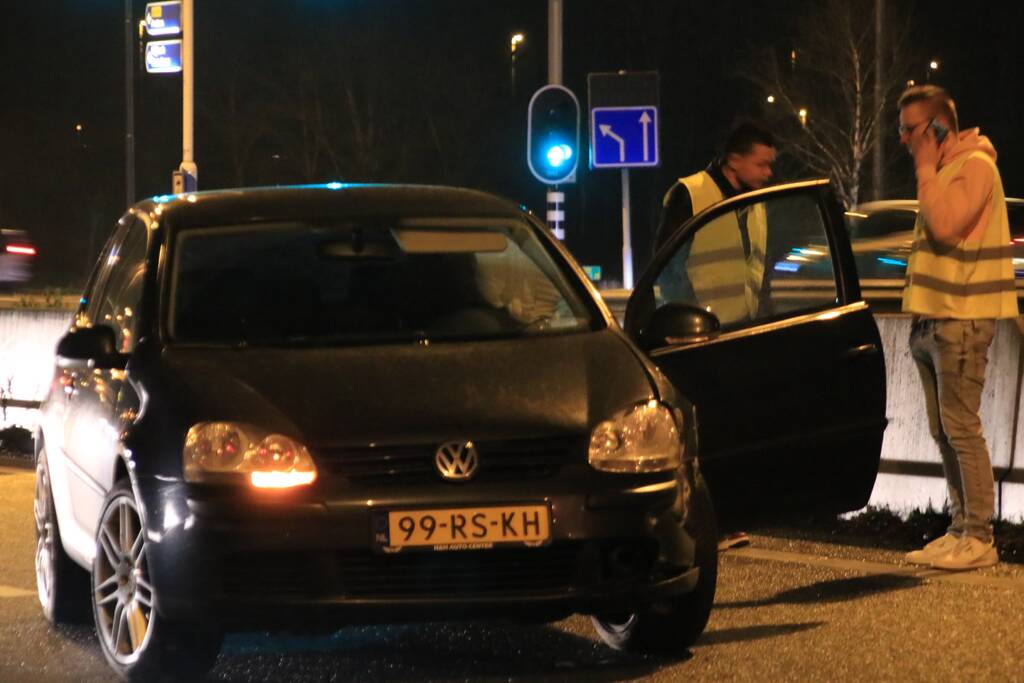 Opnieuw auto uit beruchte bocht gevlogen