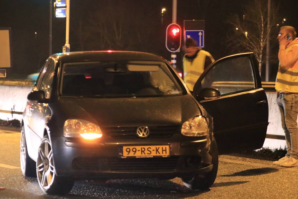 Opnieuw auto uit beruchte bocht gevlogen