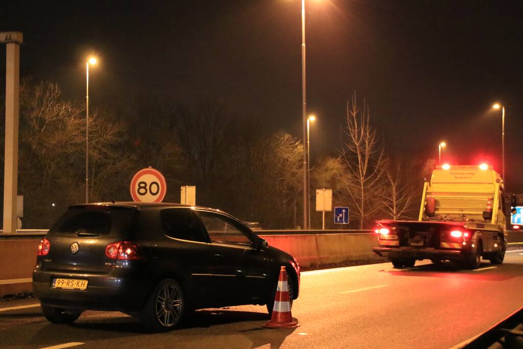 Opnieuw auto uit beruchte bocht gevlogen