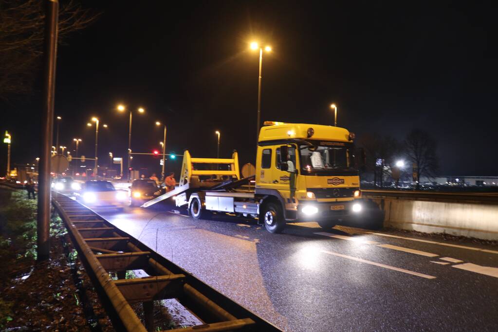 Opnieuw auto uit beruchte bocht gevlogen