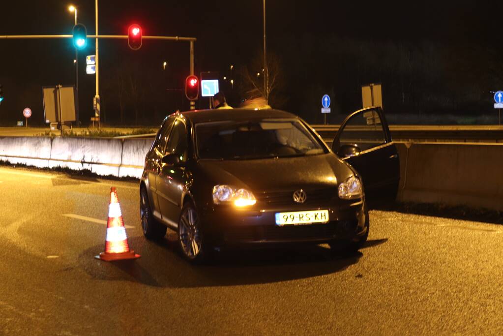 Opnieuw auto uit beruchte bocht gevlogen