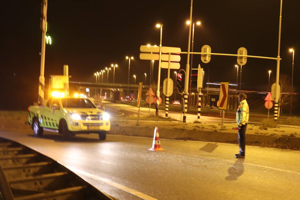 Opnieuw auto uit beruchte bocht gevlogen