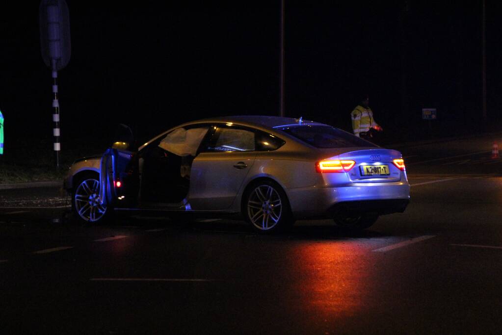 Meerdere voertuigen botsen voor oprit snelweg