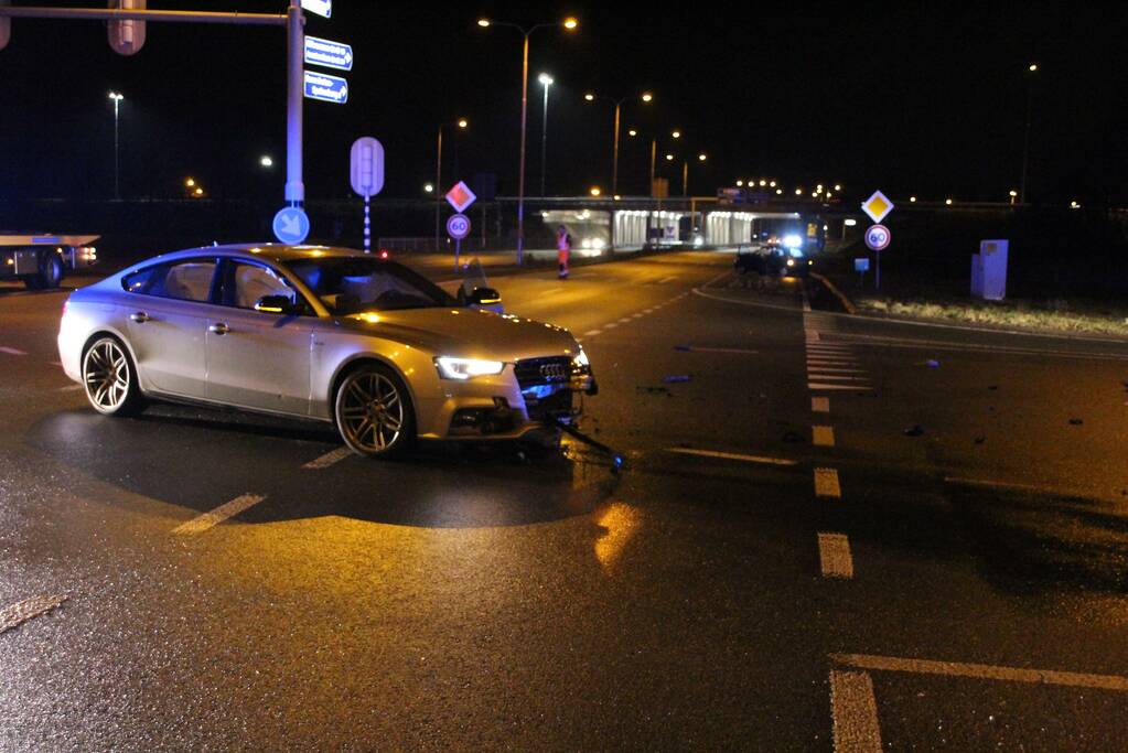 Meerdere voertuigen botsen voor oprit snelweg