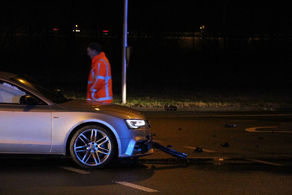 Meerdere voertuigen botsen voor oprit snelweg