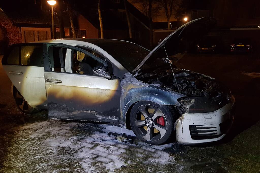Auto verwoest door brand