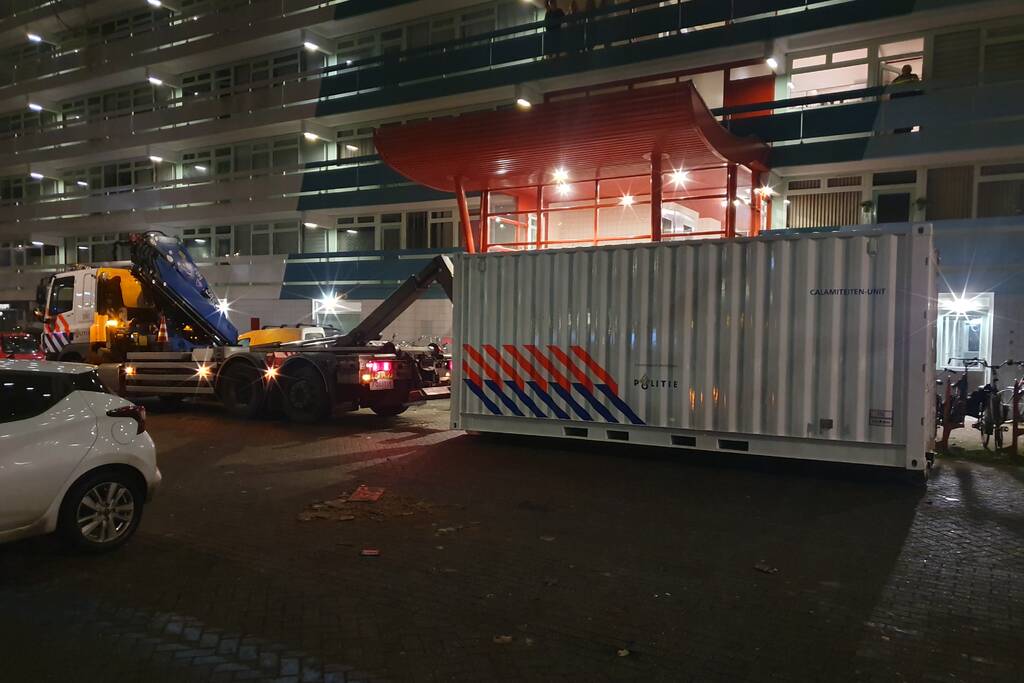 Overleden persoon onder flatgebouw aangetroffen