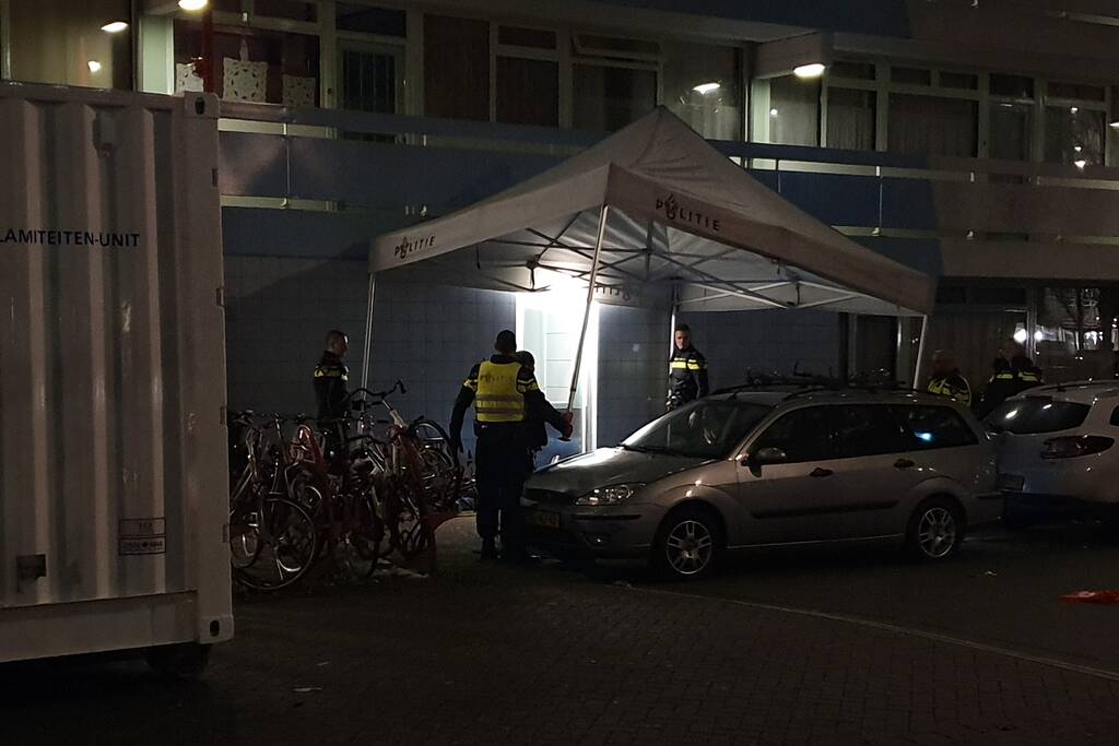 Overleden persoon onder flatgebouw aangetroffen