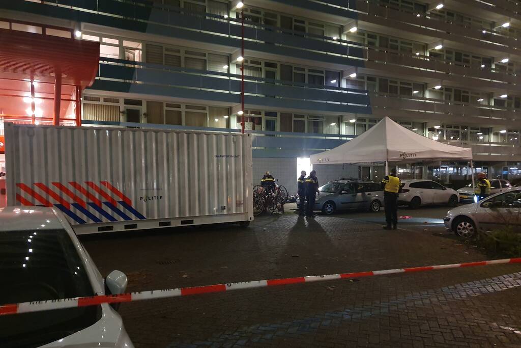 Overleden persoon onder flatgebouw aangetroffen