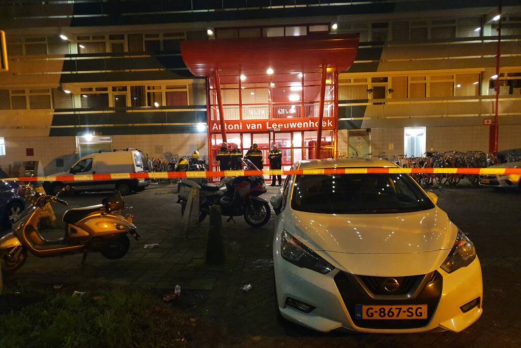 Overleden persoon onder flatgebouw aangetroffen