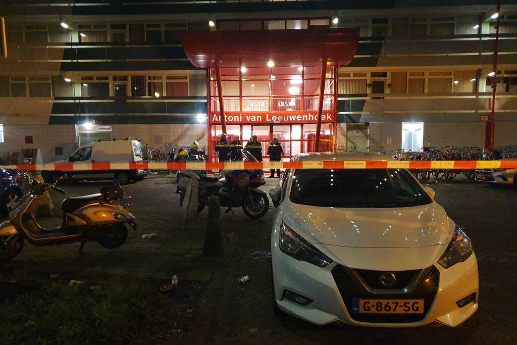 Overleden persoon onder flatgebouw aangetroffen