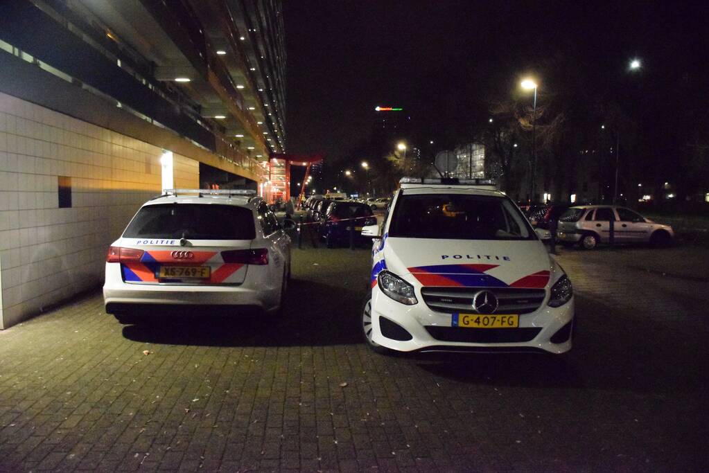 Overleden persoon onder flatgebouw aangetroffen