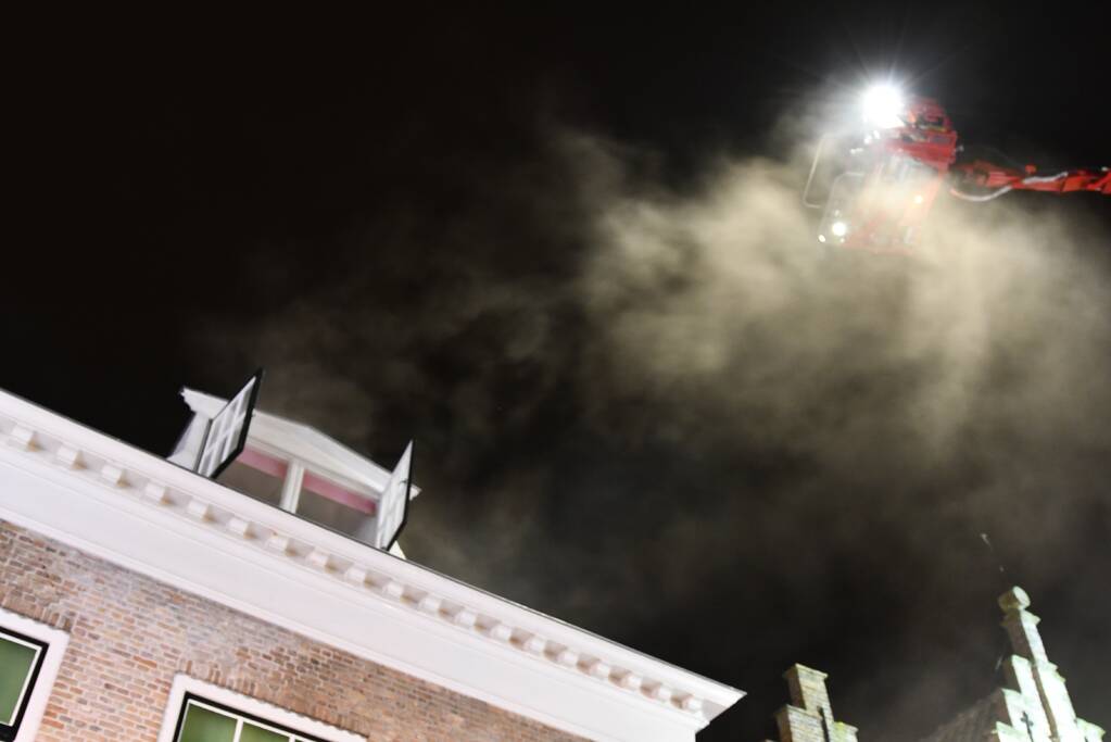 Grote brand historisch pand, brand moeilijk te bestrijden