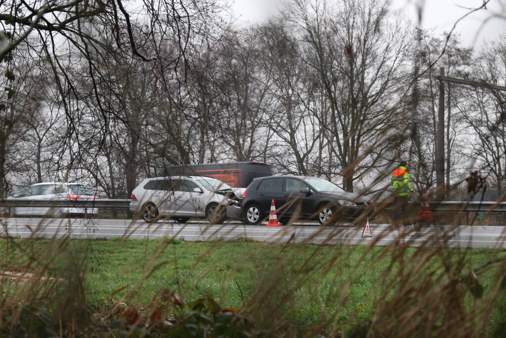 Flinke file na kop-staartbotsing op snelweg