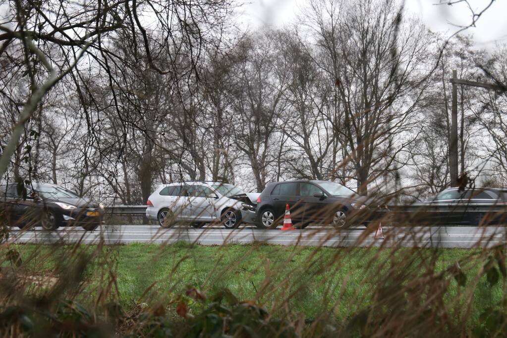 Flinke file na kop-staartbotsing op snelweg