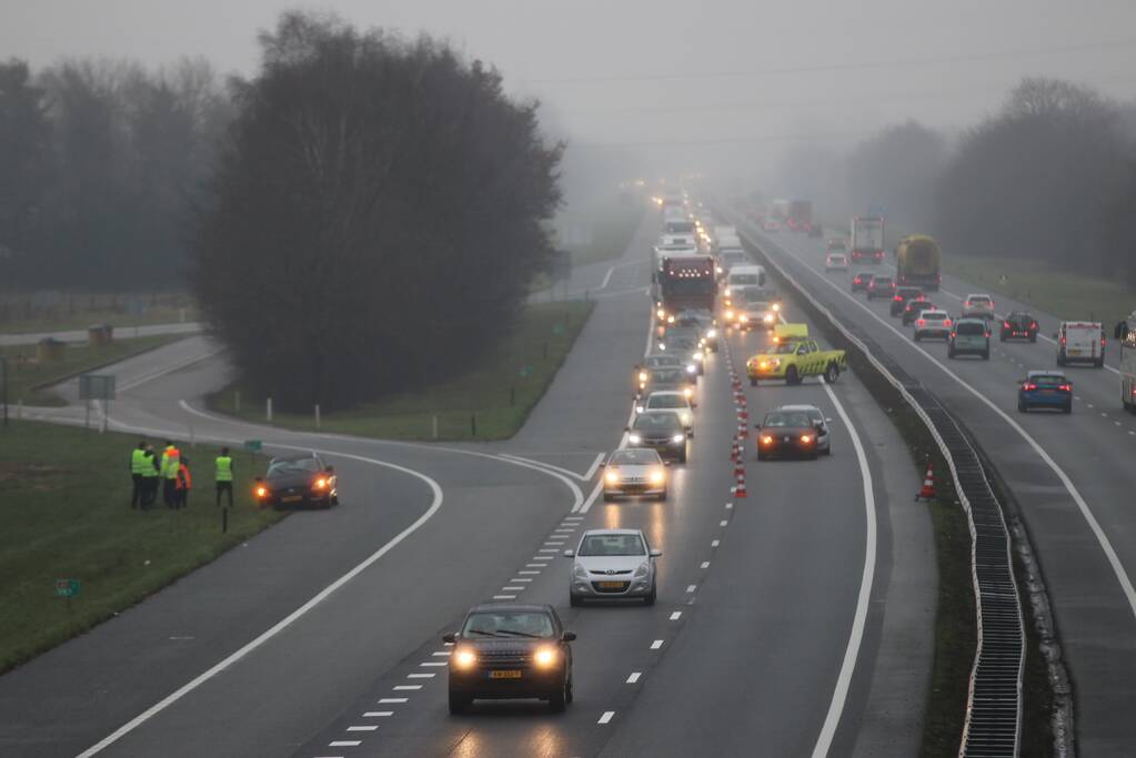 Flinke file na kop-staartbotsing op snelweg