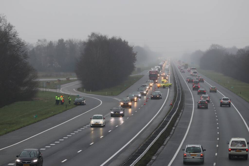 Flinke file na kop-staartbotsing op snelweg