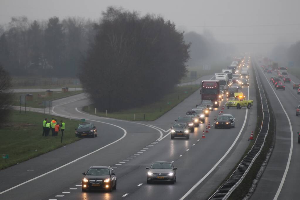 Flinke file na kop-staartbotsing op snelweg