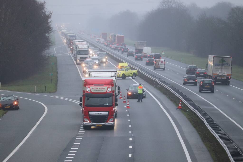 Flinke file na kop-staartbotsing op snelweg