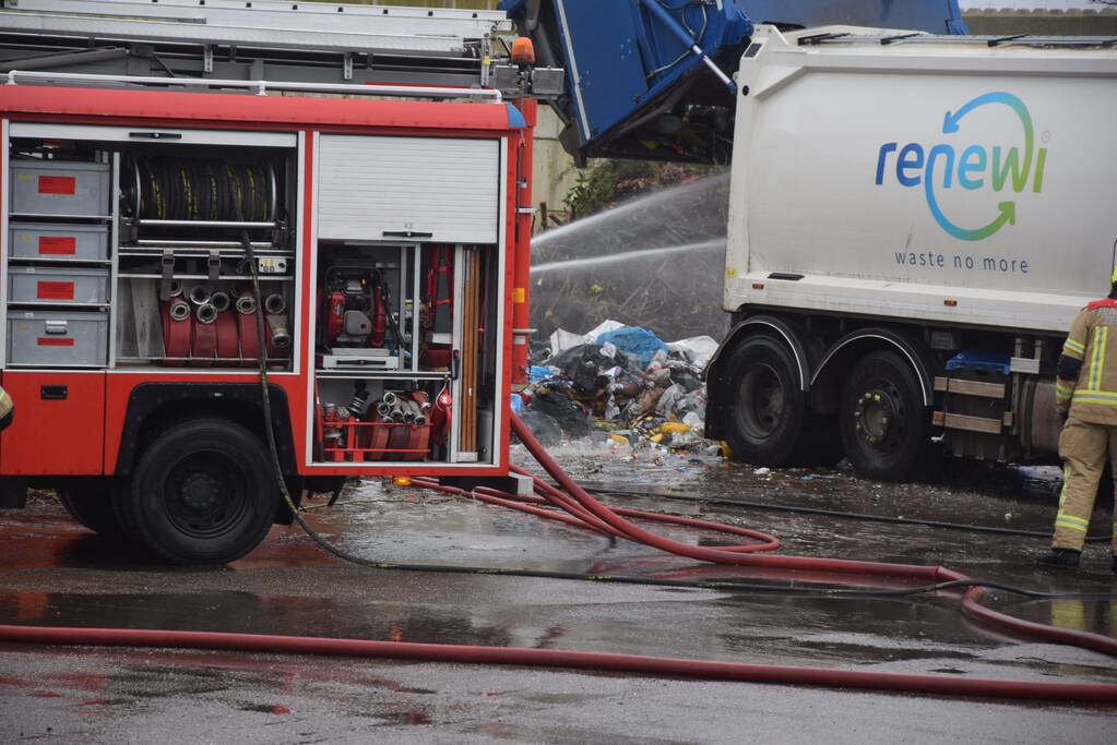 Vuilnis in vuilniswagen vat vlam