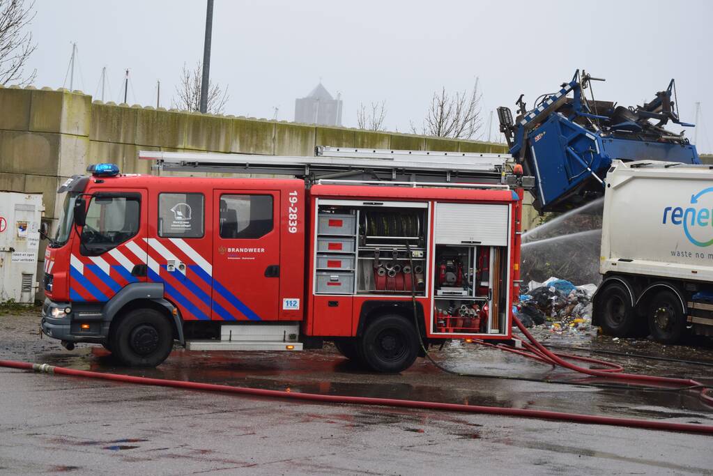 Vuilnis in vuilniswagen vat vlam