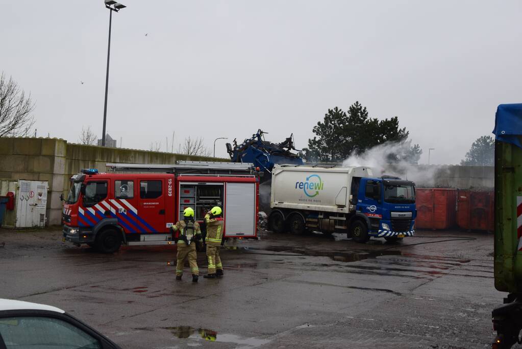 Vuilnis in vuilniswagen vat vlam