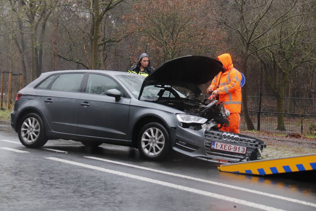 Twee auto's total loss na frontale botsing