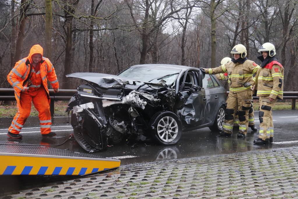 Twee auto's total loss na frontale botsing