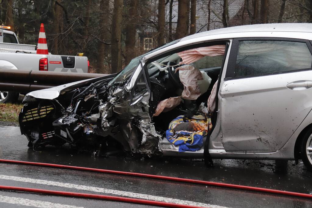 Twee auto's total loss na frontale botsing