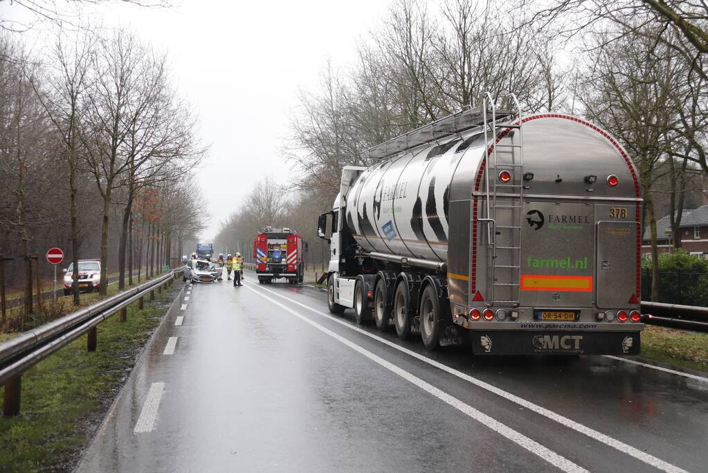 Twee auto's total loss na frontale botsing