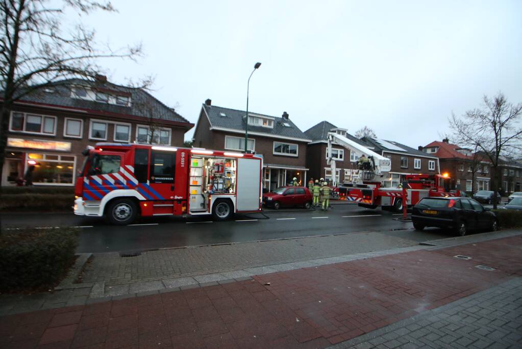 Drukke straat afgesloten door schoorsteenbrand
