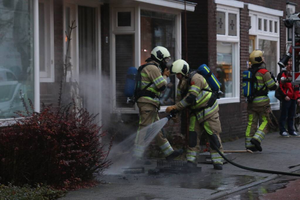 Drukke straat afgesloten door schoorsteenbrand