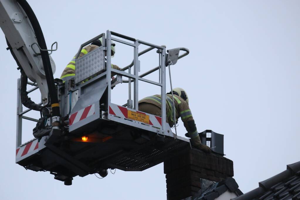 Drukke straat afgesloten door schoorsteenbrand