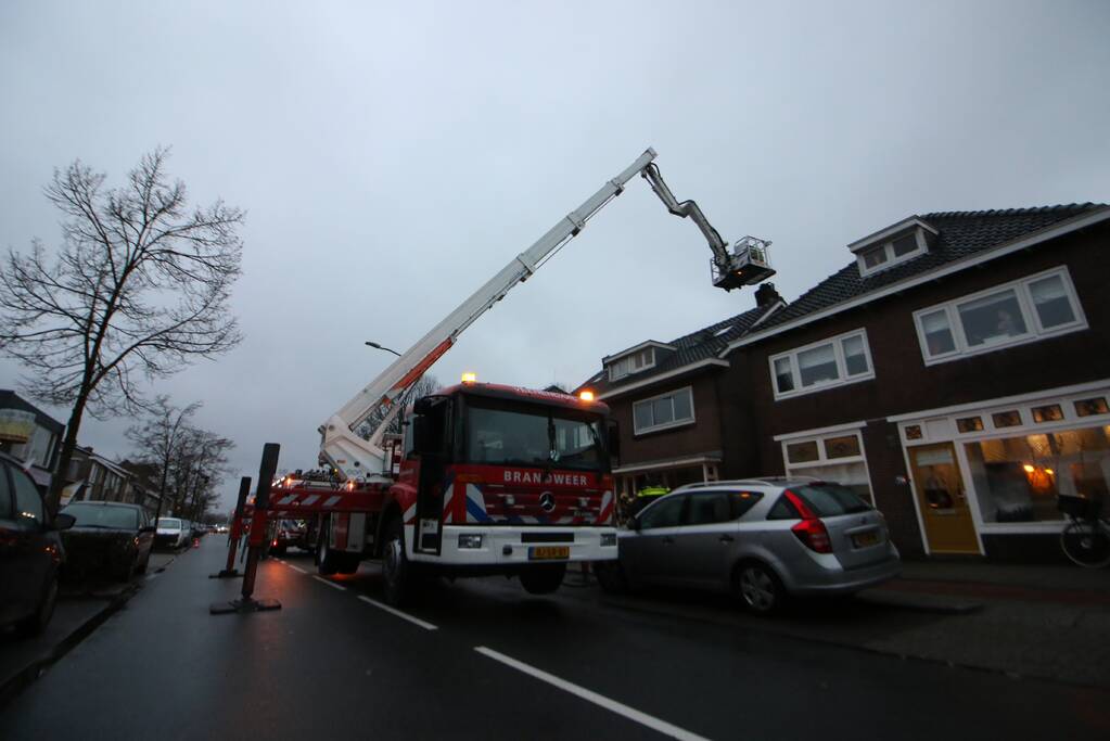 Drukke straat afgesloten door schoorsteenbrand