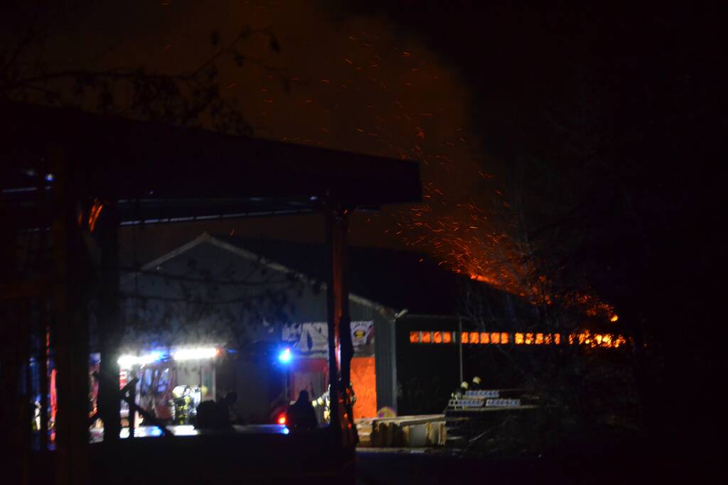 Loods voormalig vuurwerkproducent in brand