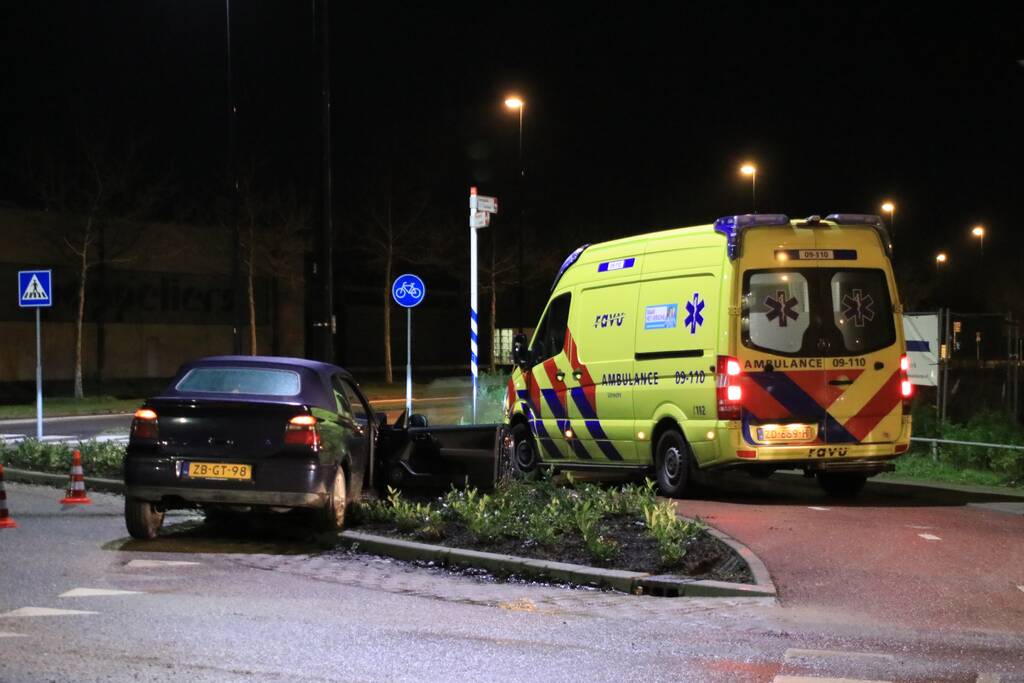 Minderjarige zonder rijbewijs verliest macht over het stuur en ramt lantaarnpaal