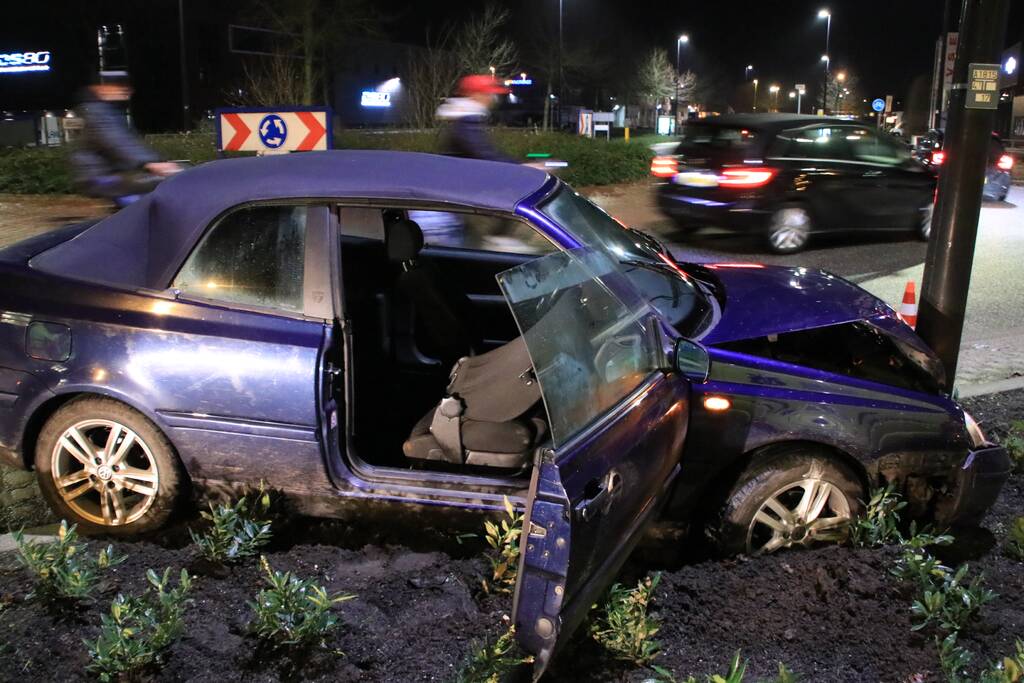 Minderjarige zonder rijbewijs verliest macht over het stuur en ramt lantaarnpaal